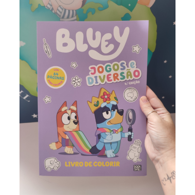 Capa lilás de livro de colorir Bluey Jogos e Diversão com personagens e texto colorido