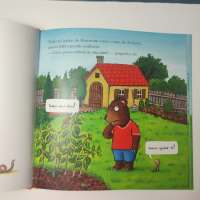 Ilustração colorida de um jardim com um animal vestido e uma casa pequena, com textos em português