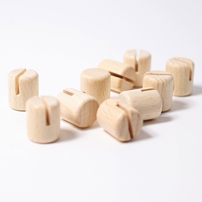 Dez pinos de madeira clara com ranhuras sobre fundo branco