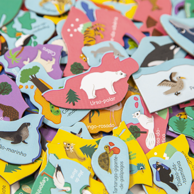 Peças de puzzle coloridas em formato de animais com nomes em português