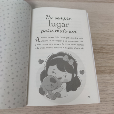 Página de livro infantil em português com desenho de menina a abraçar cão