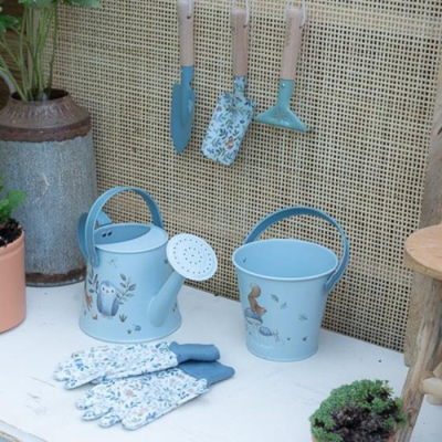 Conjunto de jardinagem azul claro com regador, balde, ferramentas e luvas com padrão floral