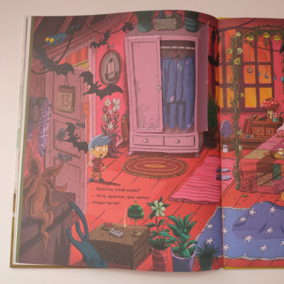 Ilustração de quarto colorido com guarda-roupa e morcegos voando, texto em balão de fala