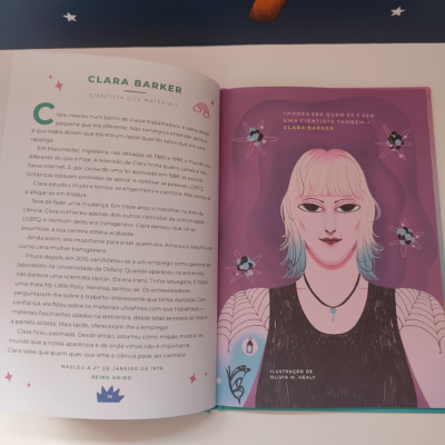 Livro aberto com texto e ilustração de mulher com cabelo rosa, tatuagens e colar