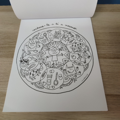 Desenho para colorir mandala com figuras humanas e monstros em folha branca