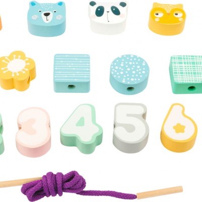 Peças de madeira coloridas com animais, flores, cubos e números para crianças