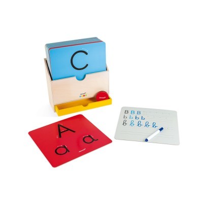 Conjunto educativo para aprender letras com cartões e quadro branco.