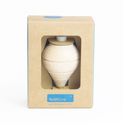 Brinquedo pião de madeira em caixa de cartão com etiqueta azul Me&Mine