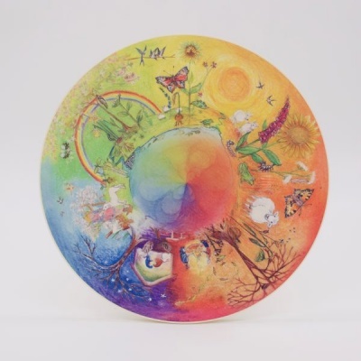 Prato decorativo com ilustração colorida representando estações do ano.