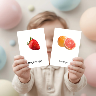Cartões educativos com morango e toranja nas mãos de criança