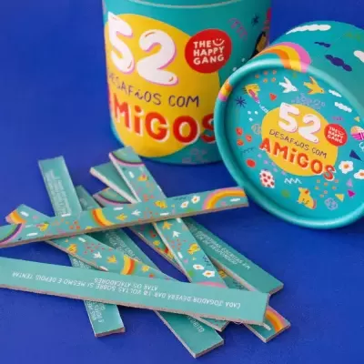 Jogo de desafios com amigos em frasco e tiras coloridas