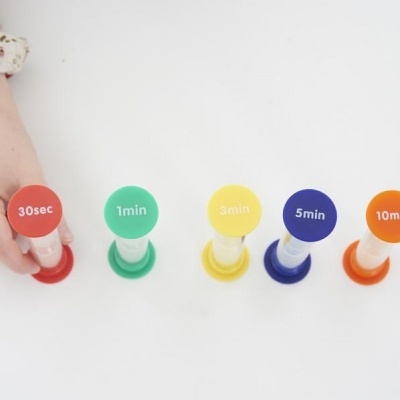 Cinco ampulhetas coloridas com tempos variados em plástico com mão infantil