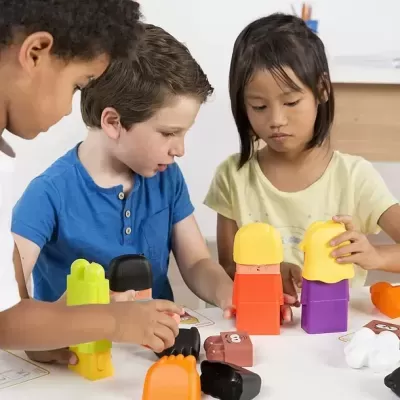 Crianças a brincar com blocos de construção coloridos de plástico