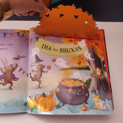 Página de livro infantil com tema de Halloween e recorte laranja em forma de abóbora