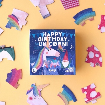 Puzzle infantil Happy Birthday Unicorn com peças coloridas e superfície amarela