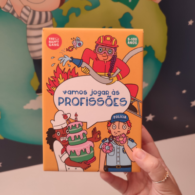 Caixa de jogo infantil laranja com ilustrações de profissões: bombeira, padeiro e polícia.