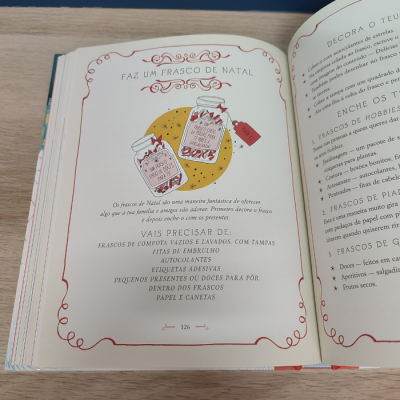 Página de livro com instruções para fazer frasco de Natal com texto explicativo e ilustrações de frascos decorados.