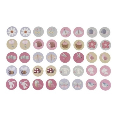 Botões redondos de madeira com desenhos de natureza e animais em cores suaves