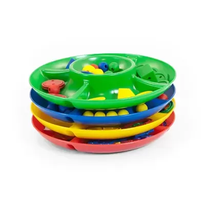 Conjunto de quatro tabuleiros de plástico coloridos empilhados com objetos coloridos em compartimentos.