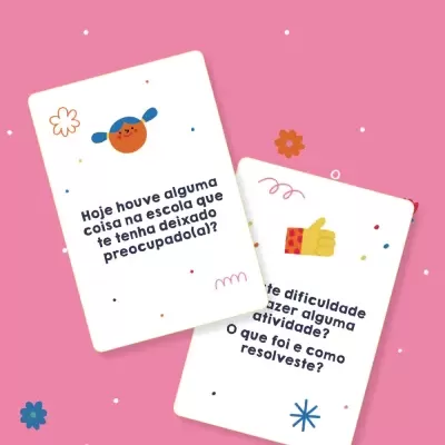 Duas cartas com perguntas em português sobre o dia escolar, num fundo rosa com pequenos elementos decorativos.