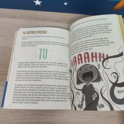 Livro aberto com texto e ilustração de pessoa gritando