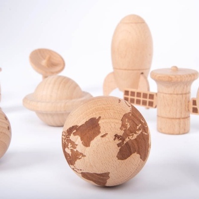 Esculturas em madeira natural, incluindo globo terrestre e figuras abstratas
