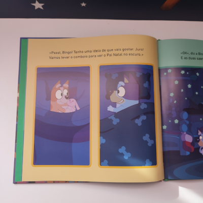 Página aberta de livro infantil com ilustrações de cães e texto em português