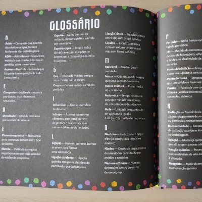 Página de glossário com texto em português sobre fundo preto e bordas coloridas