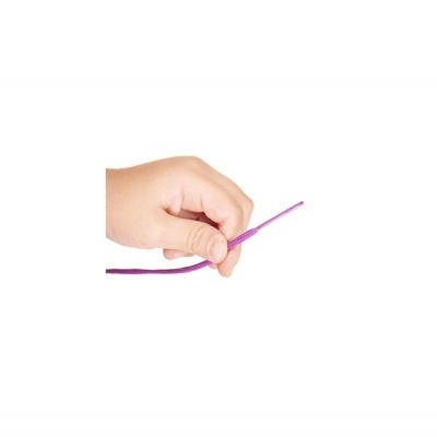 Mão segurando cordão roxo