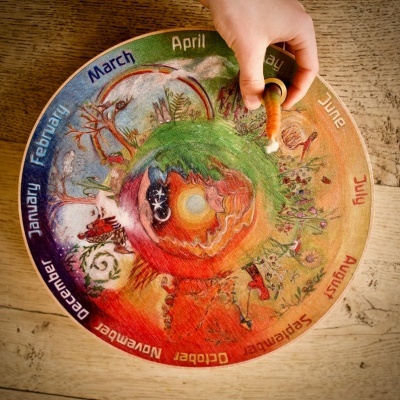 Prato decorativo com meses do ano e ilustrações sazonais