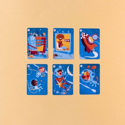 Seis cartões ilustrados coloridos com personagens em fundo azul sobre superfície bege