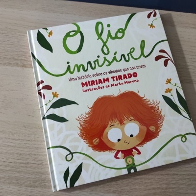 Capa de livro infantil 'O fio invisível' com ilustrações de plantas e personagem de cabelo ruivo