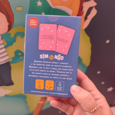 Pack de cartas de jogo Sim ou Não da The Happy Gang em caixa azul com texto em português