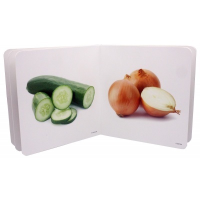 Livro infantil aberto com imagens de pepinos e cebolas