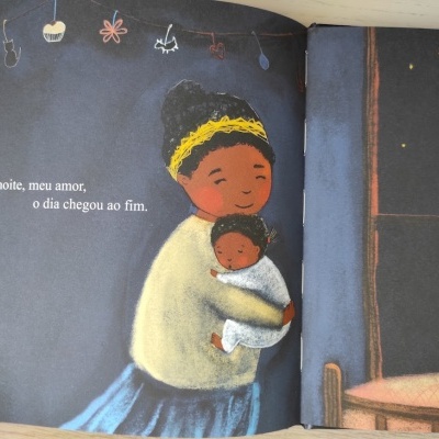 Ilustração de adulto segurando criança com texto em português em fundo azul escuro