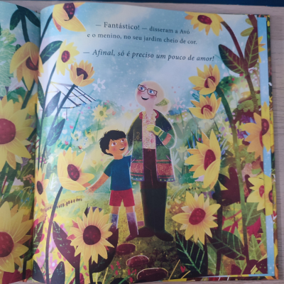 Ilustração de uma avó e um menino entre girassóis num livro infantil com texto em português