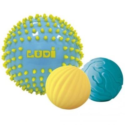 Três bolas de brinquedo em azul e amarelo com diferentes texturas