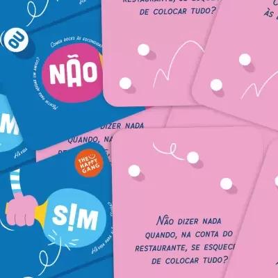 Cartas de jogo em cores rosa e azul com textos e perguntas em português.