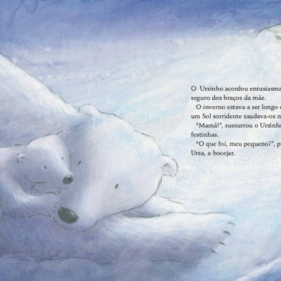 Ursinho polar branco adormecido com mãe urso polar em paisagem nevada azulada com texto em português