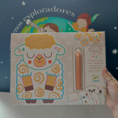 Caixa de giz de cera infantil com ilustração de ovelha colorida e texto multilingue da marca DJECO