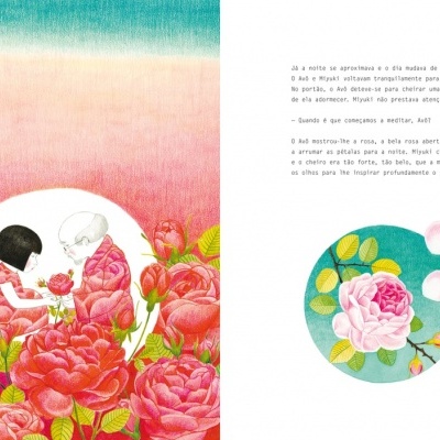 Ilustração de crianças e flores rosa com texto sobre perfume e imagem de rosa num círculo azul.