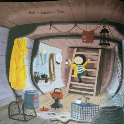 Página de livro infantil com ilustração de interior de barco, personagem infantil e texto em português.