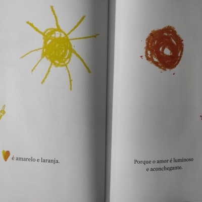 Página de livro infantil com desenhos de lápis de cera amarelo e laranja e texto em português.