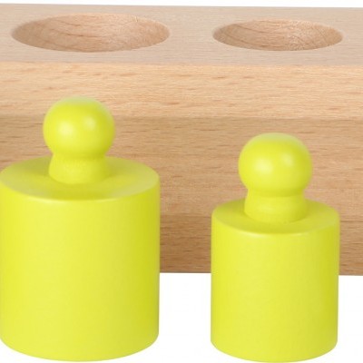 Conjunto de pesos de medição amarelos com base de madeira clara