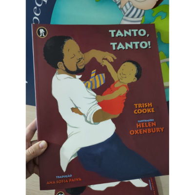 Capa livro infantil com homem e bebé ilustrados, texto TANTO, TANTO! e autores