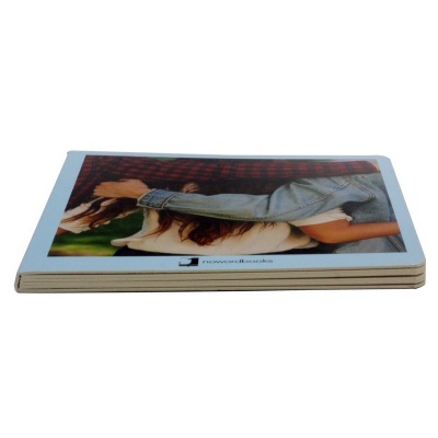 Livro de capa dura com fotografia de raparigas e texto 'moment-books'