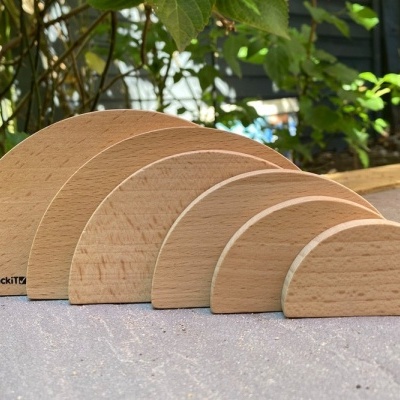 Seis semicírculos de madeira clara empilhados, texto TickiT® no menor