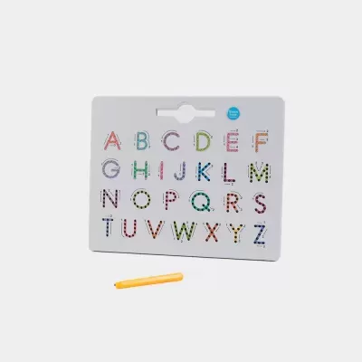 Conjunto de letras coloridas do alfabeto em cartão branco com ferramenta amarela