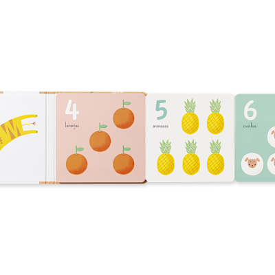 Quatro cartões educativos infantis com números e ilustrações de girafa, laranjas, ananás e ovelhas