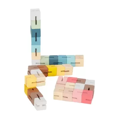 Blocos de madeira coloridos em tons pastel dispostos em várias formas sobre fundo branco